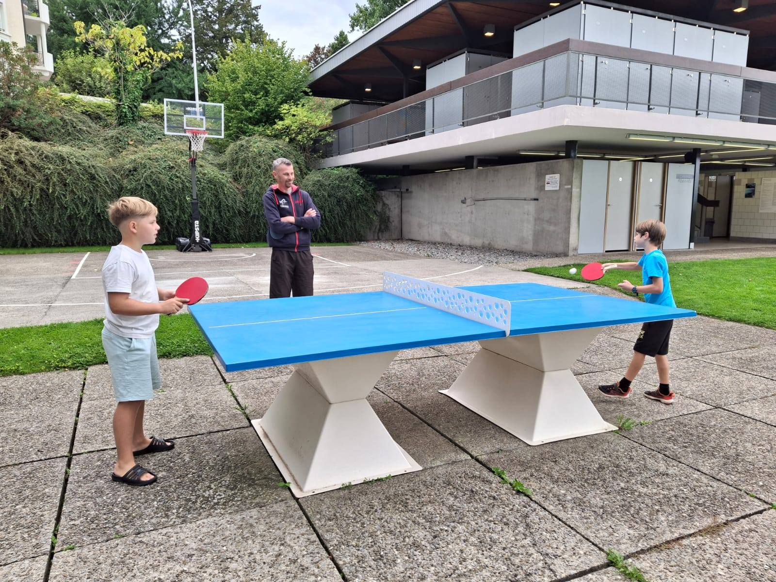 Peut être une image de 3 personnes