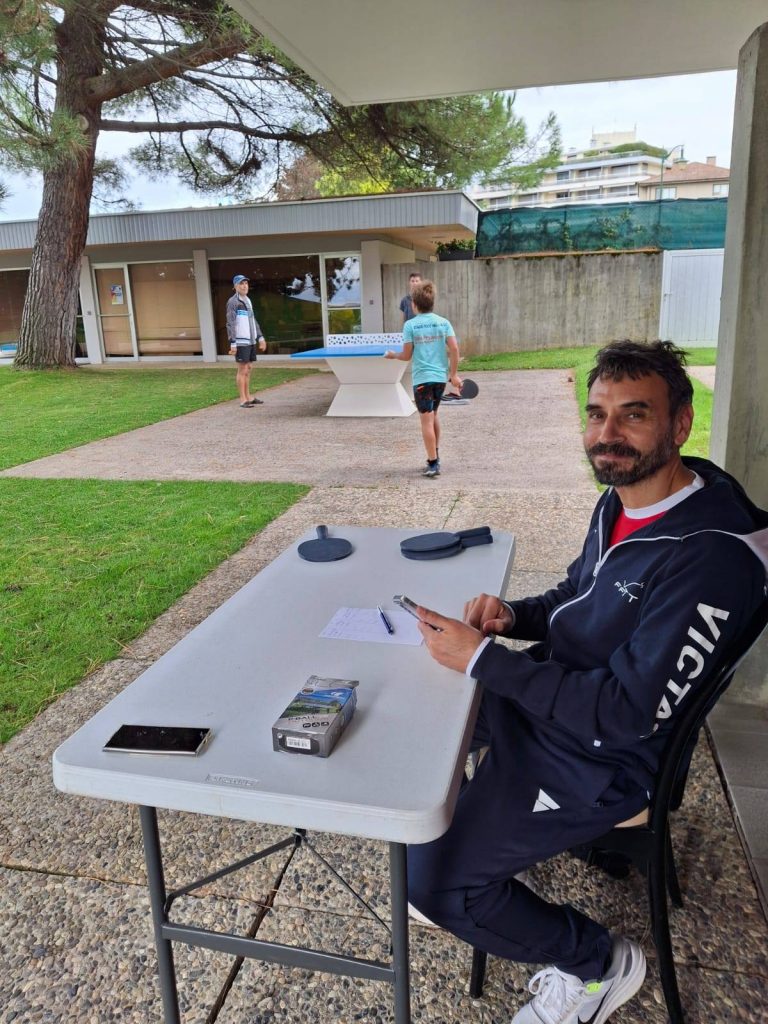 Peut être une image de 3 personnes, personnes jouant au tennis et texte